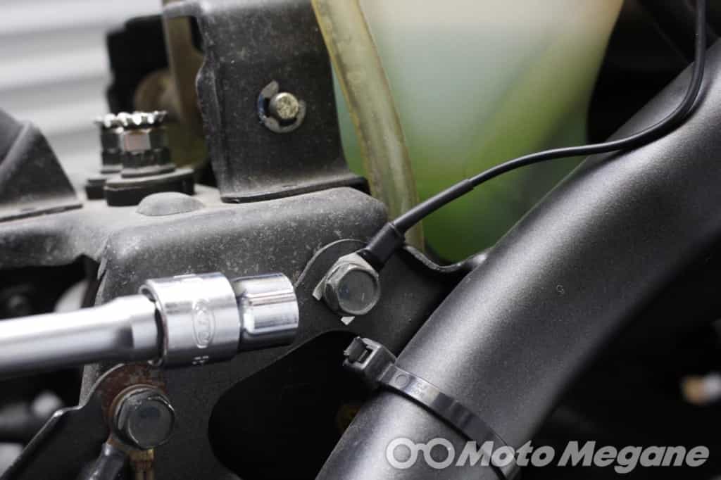 iPhoneユーザーはこれ一択!?バイクからライトニングにダイレクト充電できるDAYTONA バイク専用電源 Lightningを装着!
