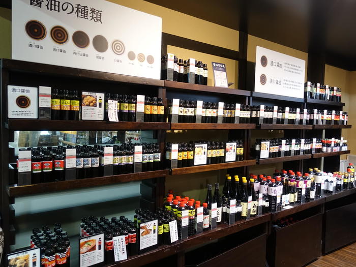 新潟全酒蔵の代表銘柄を唎き酒できる「ぽんしゅ館」