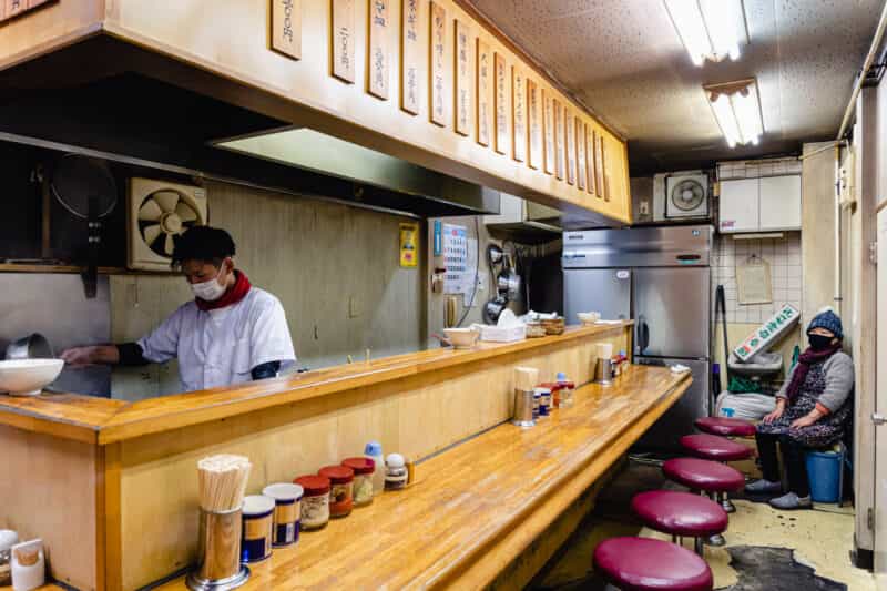 八王子で飲んだら〆はこの店!八王子ラーメンの老舗店『一麺』