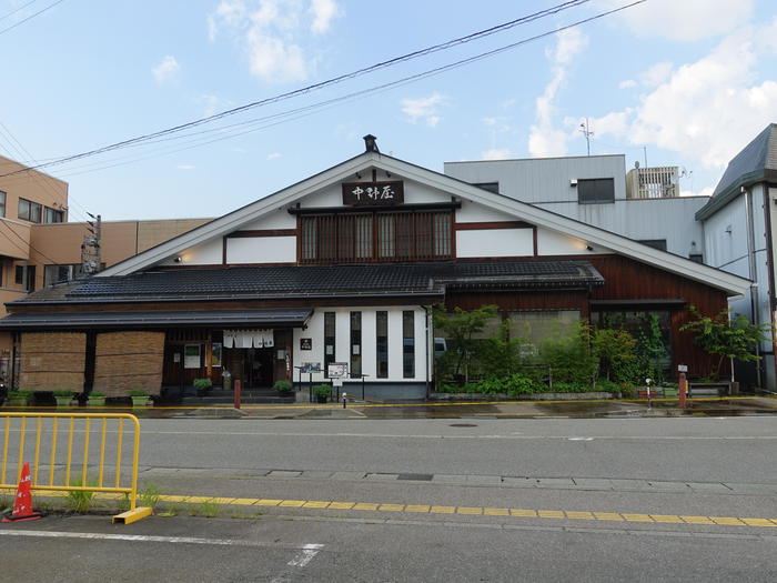 新潟全酒蔵の代表銘柄を唎き酒できる「ぽんしゅ館」