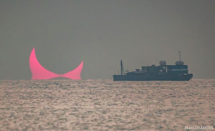 「悪魔の角」のような太陽、カタールの沿岸都市で撮影される